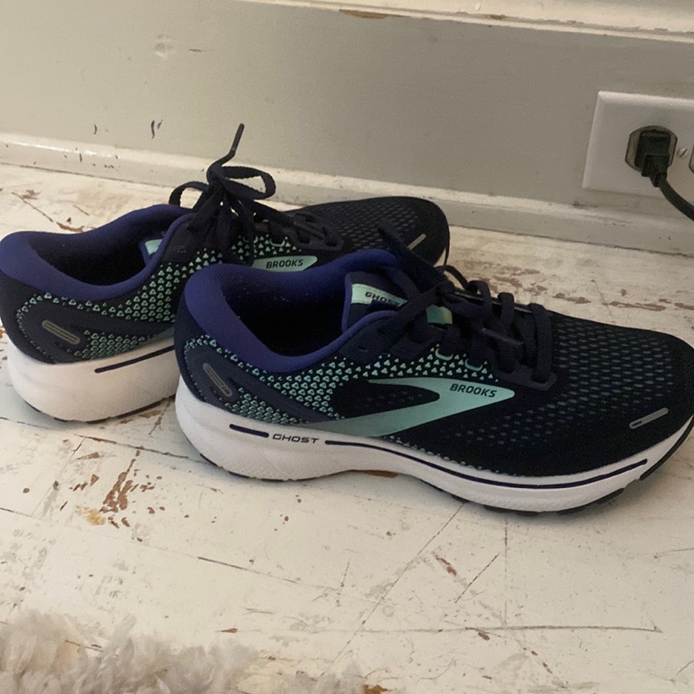 LIKE NEW BROOKS GHOSTS 14 WIDE